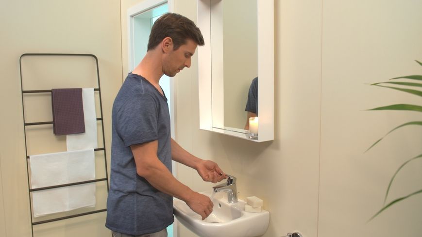 Змішувач для раковини HANSGROHE Logis 70 хром 71070000 з донним клапаном - 71070000