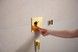 Шланговое подсоединение HANSGROHE FixFit Fine E с обратным клапаном Polished Gold Optic 28883990 золото - 28883990 - 3